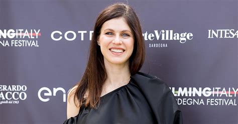 dadario|Alexandra Daddario Shares First Photo of Herself Postpartum。